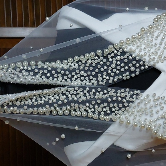 NWOT White Cathedral Tulle Veil with Scattered Faux Pearls main image 8